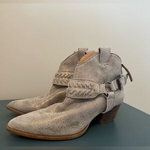 Dingo Dusty Gold Size 8 bootie